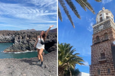 Vrouw zwaait op een rotsachtige kustlijn met oceaan en kliffen; ernaast een beeld van een toren met klok en palmbomen onder een blauwe hemel.