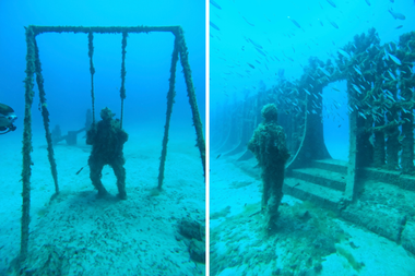 Onderwatersculpturen bedekt met zeebegroeiing, waaronder een schommel en een figuur bij een boog, omringd door vissen.